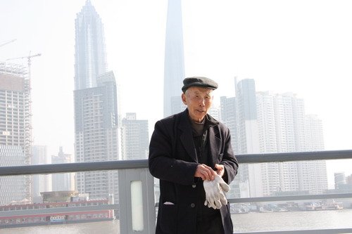 上(shàng)海(hǎi)新外(wài)灘今晨開(kāi)放(fàng) 市(shì)民(mín)遊客競相(xiàng)觀光(guāng)(圖)