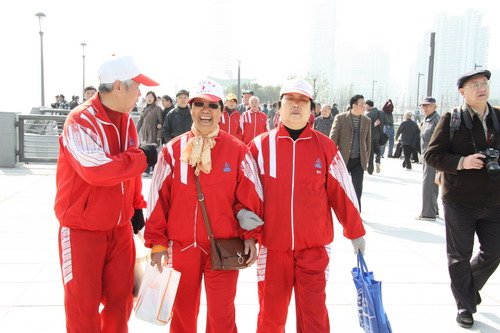 上(shàng)海(hǎi)新外(wài)灘今晨開(kāi)放(fàng) 市(shì)民(mín)遊客競相(xiàng)觀光(guāng)(圖)