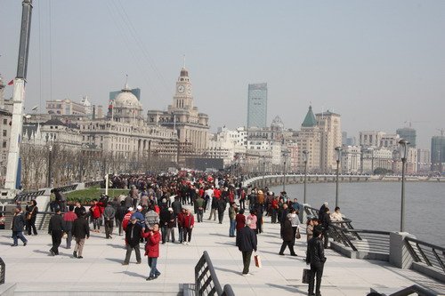 上(shàng)海(hǎi)新外(wài)灘今晨開(kāi)放(fàng) 市(shì)民(mín)遊客競相(xiàng)觀光(guāng)(圖)